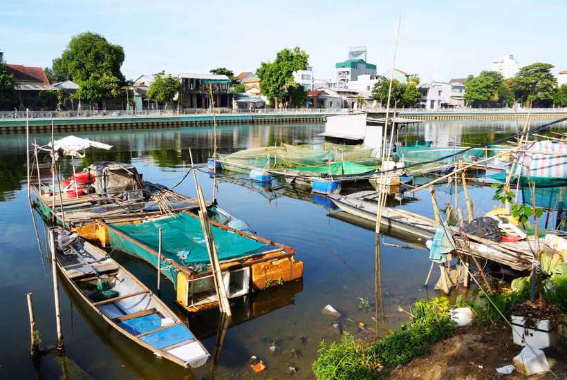 Các lồng bè nuôi cá và công trình tạm trên sông Như Ý, phường Vỹ Dạ, thành phố Huế. (Ảnh: Nguyên Lý/TTXVN)