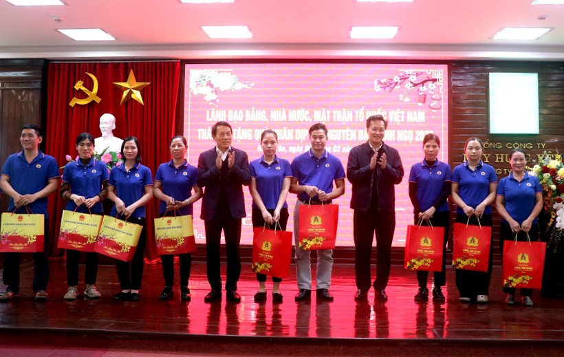 Bộ trưởng Bộ Công an Lương Tam Quang và Bí thư Tỉnh ủy Hưng Yên Nguyễn Hữu Nghĩa trao quà cho công nhân, người lao động trên địa bàn tỉnh Hưng Yên. (Ảnh: Đinh Văn Nhiều/TTXVN)
