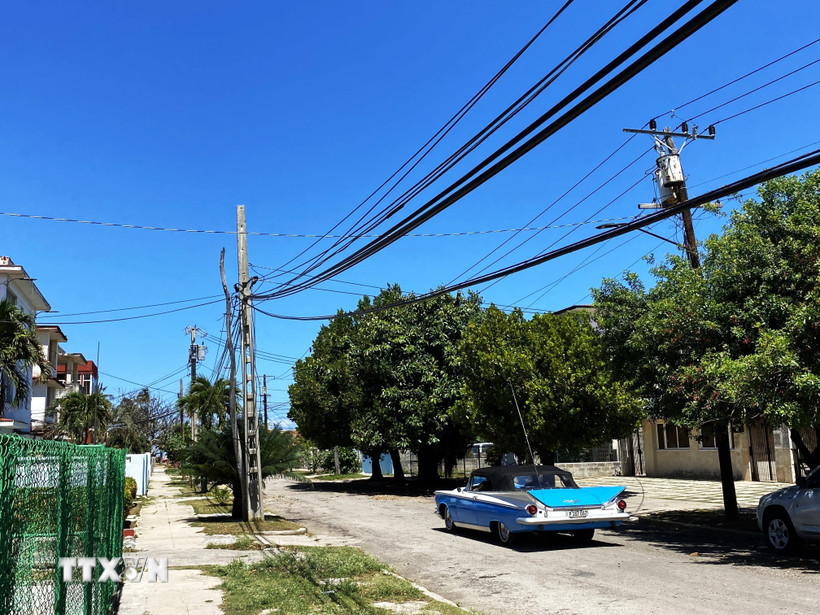 Các đường dây điện phía trên một con đường ở Miramar, La Habana (Cuba). (Ảnh: Ngọc Duy/TTXVN)
