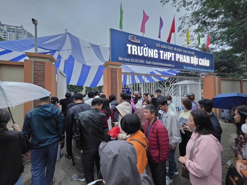 Phụ huynh xếp hàng trước cổng trường Phan Bội Châu. (Nguồn: An ninh thủ đô)