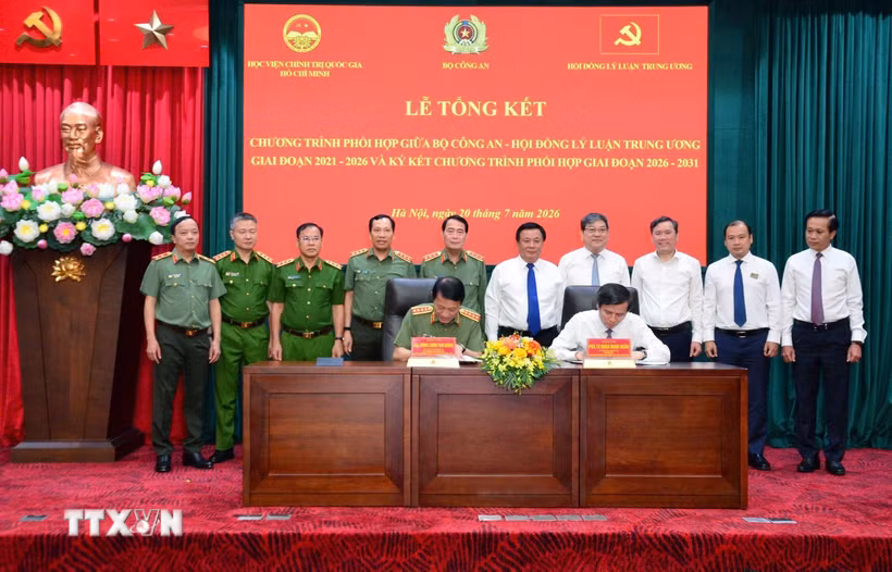 Bộ Công an và Hội đồng Lý luận Trung ương ký kết Chương trình phối hợp giai đoạn 2026-2031. (Ảnh: Văn Điệp/TTXVN)