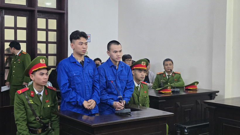 Hai bị cáo tại phiên xử. (Ảnh: Kim Anh/TTXVN)
