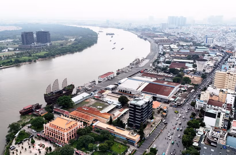 Khu đất có vị trí đắc địa dài gần 3km dọc sông Sài Gòn, giáp trung tâm thành phố qua cầu Khánh Hội và kết nối khu đô thị Thủ Thiêm. (Ảnh: Hồng Đạt/TTXVN)