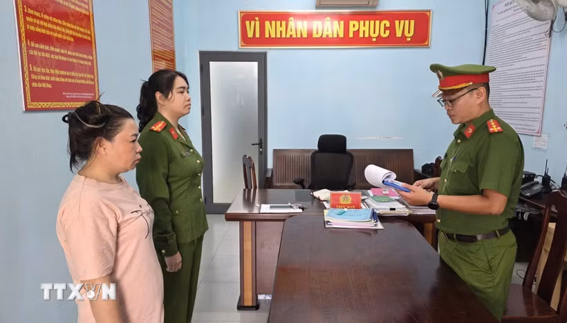 Đối tượng Phạm Thị Hồng Phúc (ngoài cùng bên trái) tại cơ quan chức năng. (Ảnh: TTXVN phát)