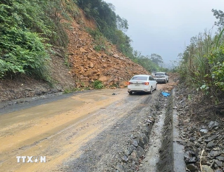 Hiện các lực lượng chức năng đã khắc phục và thông tạm một làn xe. (Ảnh: TTXVN phát)