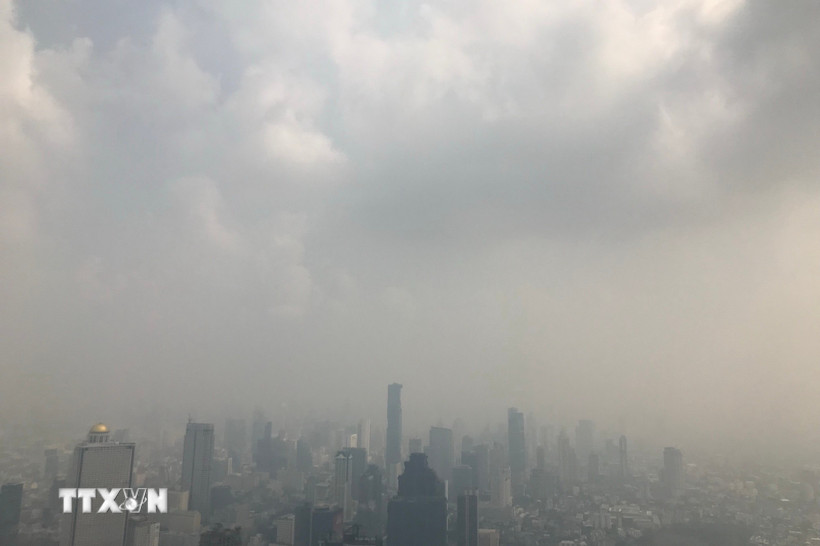 Khói mù ô nhiễm bao phủ bầu trời tại Bangkok, Thái Lan. (Ảnh: THX/TTXVN)