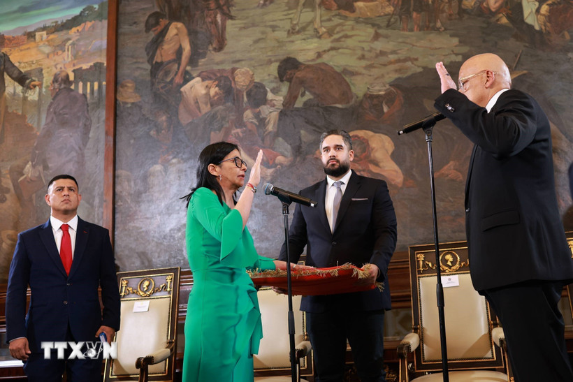 Phó Tổng thống Venezuela Delcy Rodriguez (thứ 2 bên trái) tuyên thệ nhậm chức Tổng thống lâm thời, tại Caracas ngày 5/1/2026. (Ảnh: AA/TTXVN)