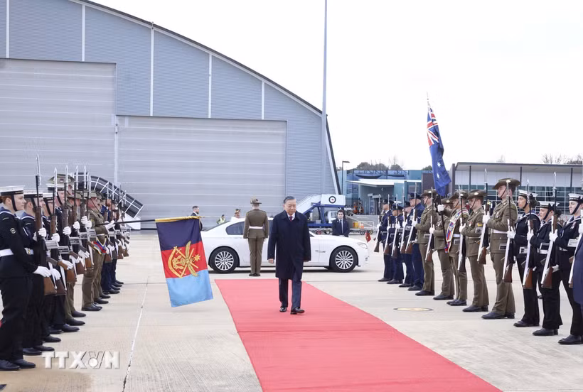 Lễ tiễn Tổng Bí thư, Chủ tịch nước Tô Lâm tại sân bay quốc tế Canberra. (Ảnh: Thống Nhất/TTXVN)