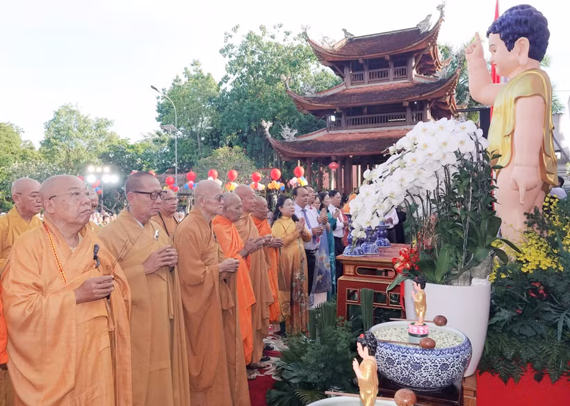Chư tôn đức giáo phẩm cùng đại diện lãnh đạo các cấp thực hiện nghi lễ cúng dường Phật đản. (Ảnh: Ngọc Thiện/TTXVN)