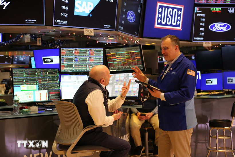 Giao dịch viên tại sàn chứng khoán New York, Mỹ. (Ảnh: THX/TTXVN)