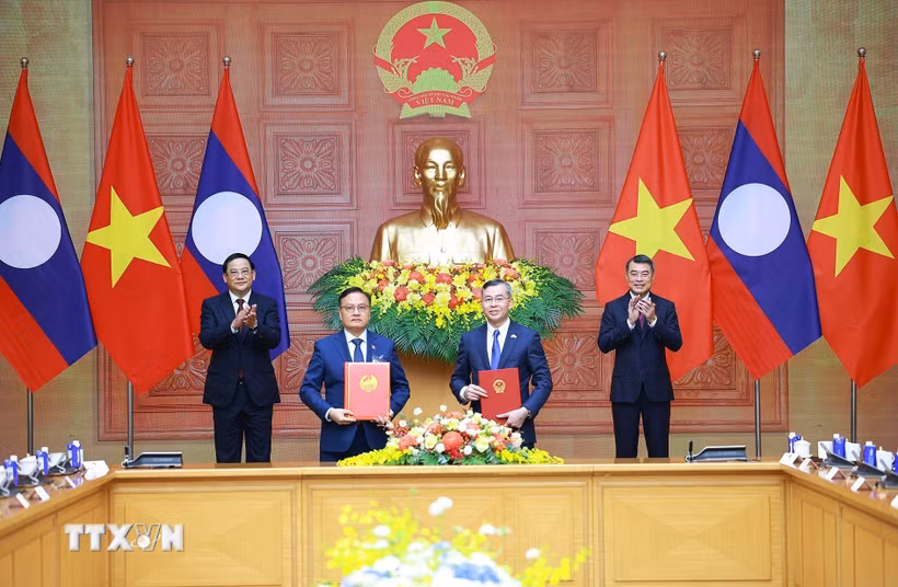 Thủ tướng Lê Minh Hưng và Thủ tướng Lào Sonexay Siphandone chứng kiến trao Thỏa thuận hợp tác giữa Bộ Tài chính Việt Nam và Bộ Tài chính Lào giai đoạn 2026-2030. (Ảnh: Dương Giang/TTXVN)