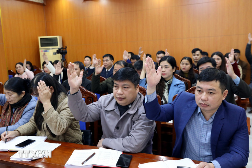 Biểu quyết thông qua danh sách 85 người đủ tiêu chuẩn ứng cử đại biểu Hội đồng Nhân dân tỉnh Lạng Sơn khóa XVIII, nhiệm kỳ 2026-2031. (Ảnh: Văn Đạt/TTXVN)