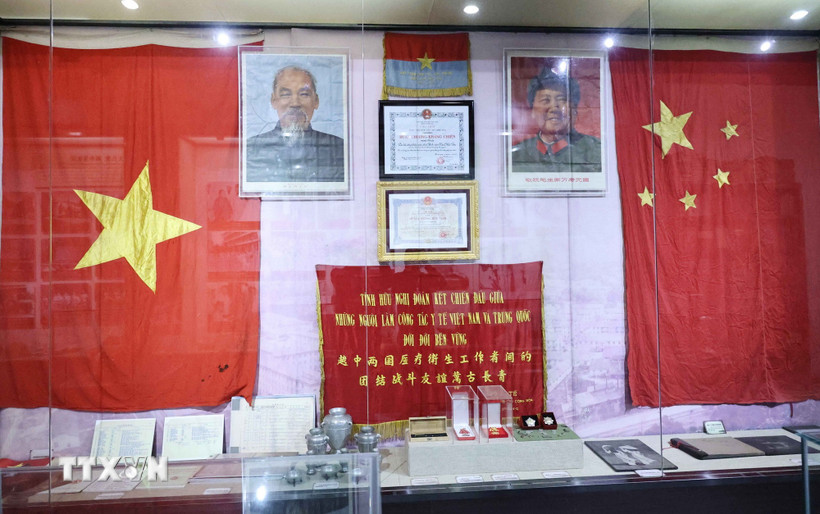 Các hiện vật liên quan đến Bác Hồ được trưng bày tại Phòng truyền thống Bệnh viện Nam Khê Sơn tại Quế Lâm, Quảng Tây. (Ảnh: Quang Hưng/TTXVN)