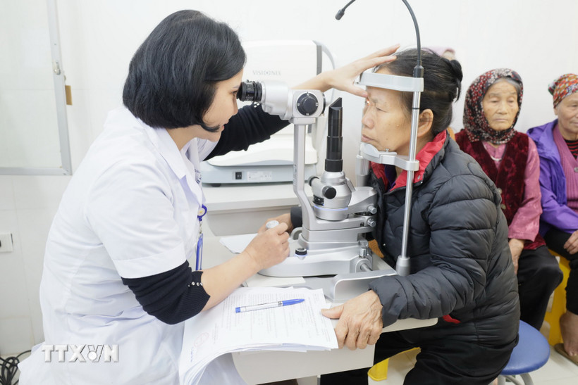 Với sự hỗ trợ chuyên môn của tuyến trên, người dân sẽ được tiếp cận với dịch vụ y tế chất lượng cao, hiện đại ngay tại phường, xã. (Ảnh: Nguyễn Cúc/TTXVN)