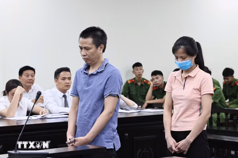 Bị cáo Phạm Vũ Khiêm (đứng trước) bị Tòa xác định là chủ mưu, cầm đầu trong vụ án. (Ảnh: Kim Anh/TTXVN)