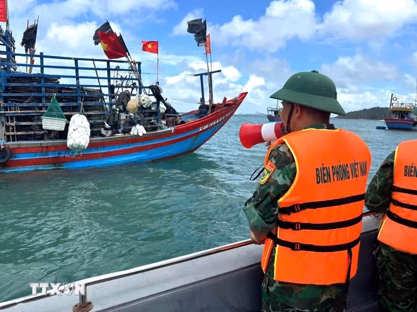 Đồn Biên phòng Thanh Lân (Ban Chỉ huy Bộ đội Biên phòng Quảng Ninh) kêu gọi ngư dân đưa tàu thuyền vào nơi tránh trú an toàn. (Ảnh: TTXVN phát)
