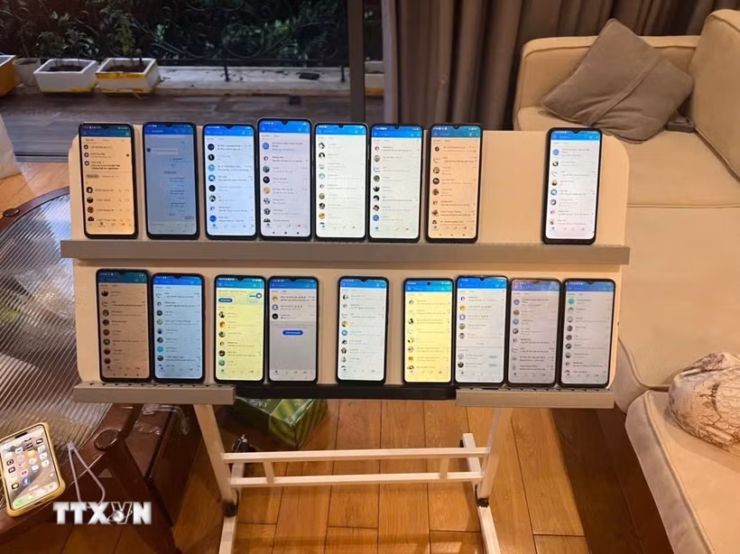 Nhiều điện thoại di động được các đối tượng sử dụng để cá độ bóng đá. (Ảnh minh họa: TTXVN phát)