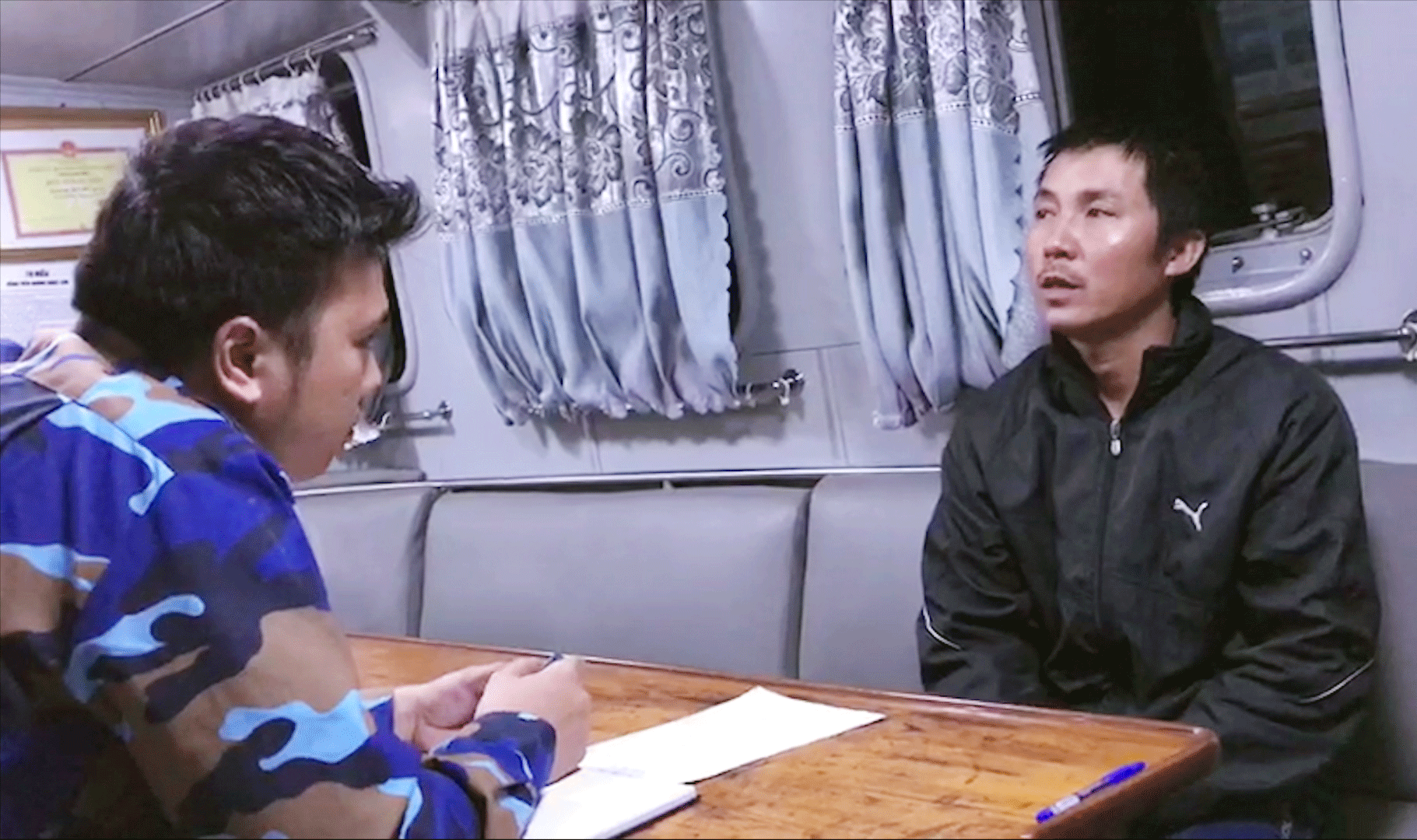 Ngư dân Nguyễn Văn Thứ kể lại sự việc xảy ra. (Nguồn: Canhsatbien.vn) Tàu Cảnh sát biển vùng 1 cứu ngư dân gặp nạn trên biển Hải Phòng ảnh 1