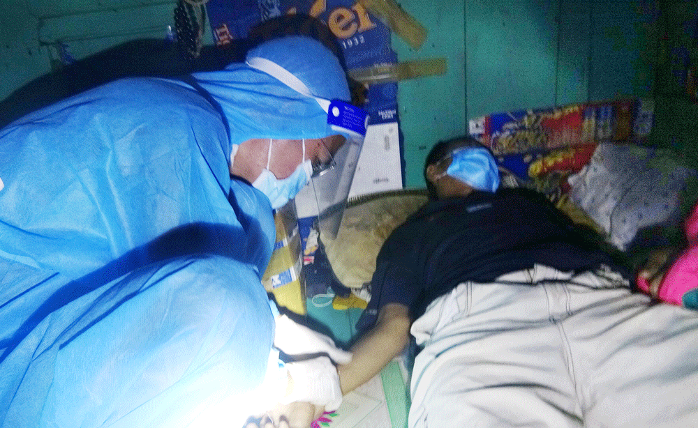 Kịp thời cấp cứu ngư dân bị xuất huyết tiêu hóa, nôn ra máu ảnh 1