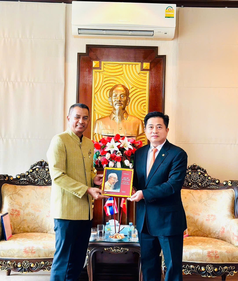Tổng lãnh sự Đinh Hoàng Linh trao tặng Tỉnh trưởng Rachan Soonhua cuốn sách “Bác Hồ ở Thái Lan”. (Ảnh: Khánh Ly/Vietnam+)