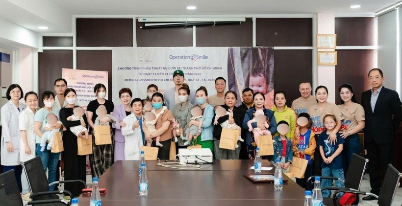 Các em nhỏ được khám sàng lọc và tặng quà tại chương trình Phẫu thuật Nụ Cười do Operation Smile Việt Nam tổ chức tại Bệnh viện Chuyên Khoa Răng Hàm Mặt Mỹ Thiện, thành phố Hồ Chí Minh. (Ảnh: Khánh Ly/Vietnam+)