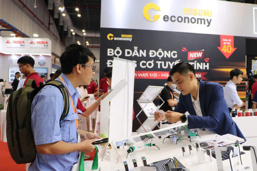 Khách tham quan quan tâm các sản phẩm công nghệ cao tại Triển lãm VIMF 2025. (Ảnh: Khánh Ly/Vietnam+)