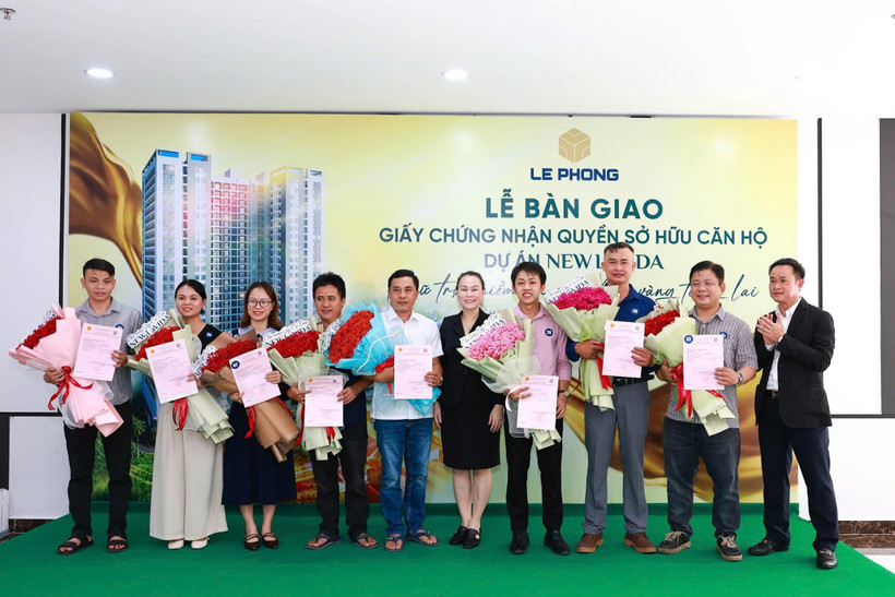 Đại diện Tập đoàn Lê Phong trao giấy chứng nhận quyền sở hữu căn hộ và hoa cho cư dân.