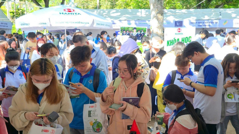 Sinh viên Khu vực Đồng bằng sông Cửu Long luôn quan tâm tới các chương trình du học. (Ảnh TTXVN).