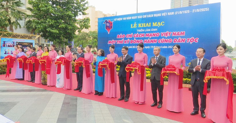 Lãnh đạo Thành phố cắt băng Khai mạc Triển lãm.(Ảnh: Khánh Ly/Vietnam+)