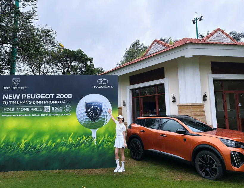 Golfer hào hứng vơi phần thưởng Hole-in-One giá trị từ Thaco Auto: hai chiếc xe Peugeot 408 và 2008 với tổng trị giá lên đến hơn 2 tỷ đồng. (Ảnh: Khánh Ly/Vietnam+)