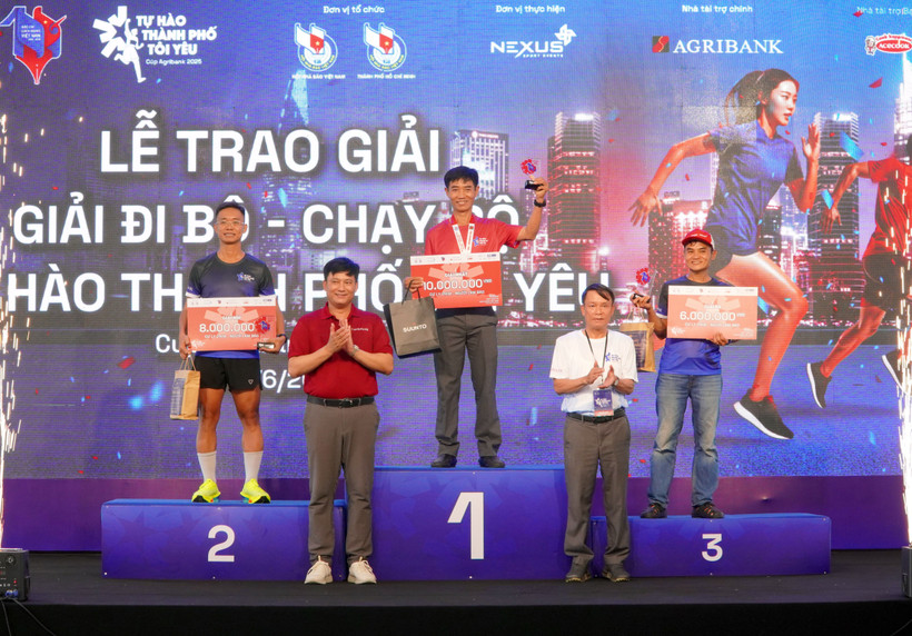 Ông Nguyễn Đức Lợi, Phó Chủ tịch Thường trực Hội Nhà báo Việt Nam trao giải thưởng cho các vận động viên. (Ảnh: TTXVN)