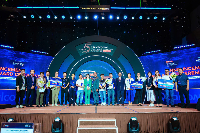 Ban tổ chức cùng đội Rainscales Vietnam xuất sắc đoạt giải nhất (100.000 USD); Viet Dynamic đoạt giải nhì (75.000 USD) và Enfarm Agritech đoạt giải ba (50.000 USD). (Ảnh: Khánh Ly/Vietnam+)