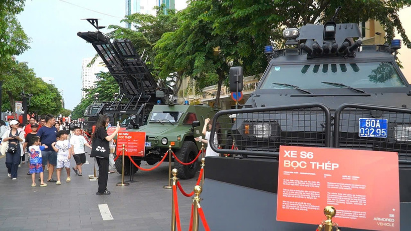 Triển lãm trưng bày nhiều loại xe đặc chủng phục vụ người dân tham quan, tìm hiểu. (Ảnh: Khánh Ly/Vietnam+)