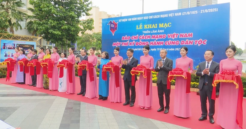 Lãnh đạo Thành phố cắt băng Khai mạc Triển lãm.(Ảnh: Khánh Ly/Vietnam+)