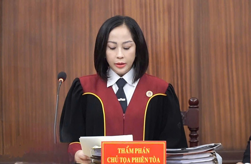 Chủ tọa Hoàng Thị Bích Duyên công bố Quyết định đưa vụ án ra xét xử. (Ảnh: Khánh Ly/Vietnam+)