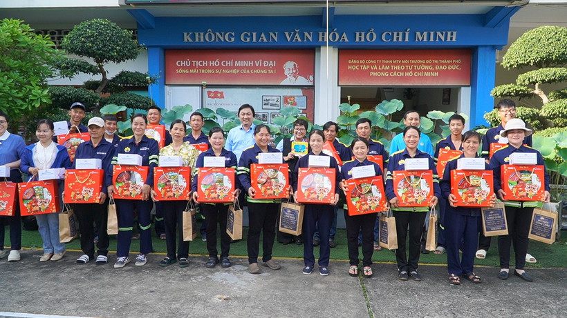 Những công nhân được nhận các phần quà Tết sớm từ Chương trình “Xây Tết”. (Ảnh: Khánh Ly/Vietnam+)