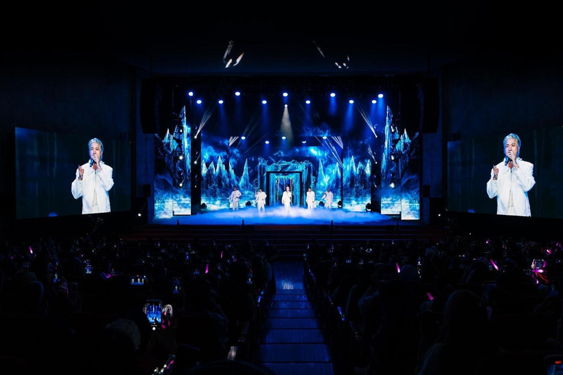 Ca sĩ S.T Sơn Thạch với tiết mục mở màn Fanshow ZCity ep 01, khuấy động cảm xúc của gần 1000 người hâm mộ tại Hà Nội.