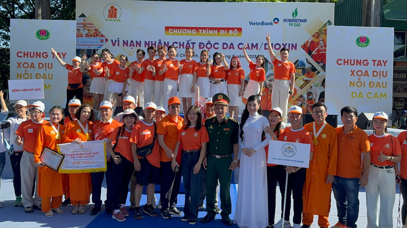Chương trình “Đi bộ vì nạn nhân chất độc màu da cam” trao những phần quà ý nghĩa cho các nạn nhân. (Ảnh: Khánh Ly/Vietnam+)