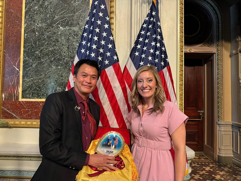 Bà Brette Carolyn Powell - Trợ lý Tổng thống đại diện nhận món quà tặng từ Nghệ nhân Hồ Thanh Tuấn. (Ảnh: PV/Vietnam+)