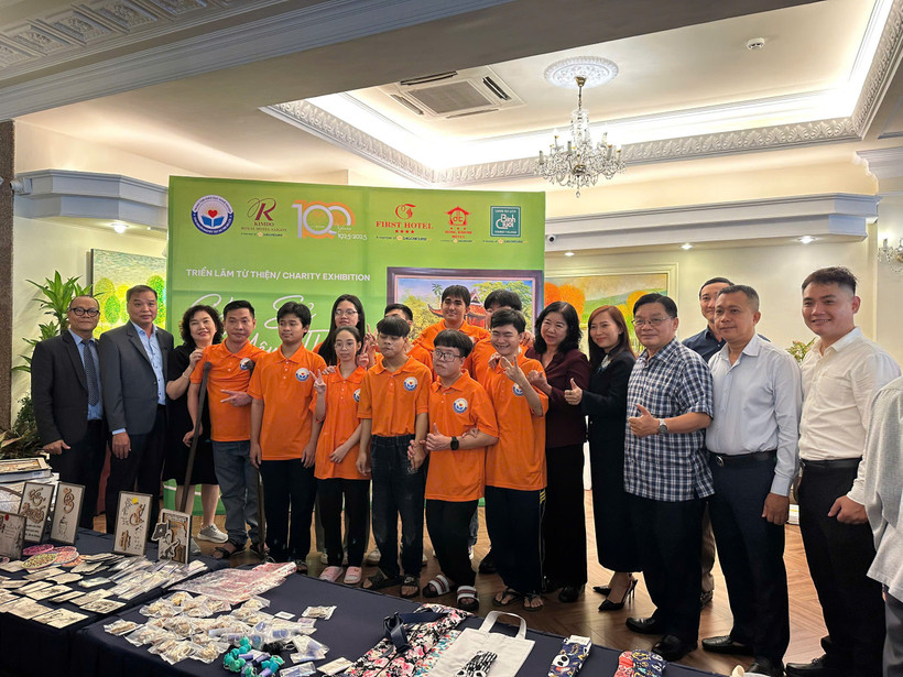 Ban Lãnh đạo khách sạn Kim Đô, Thành phố Hồ Chí Minh và Đại diện Trung tâm Giáo dục nghề nghiệp cho Người Khuyết tật & Trẻ Mồ côi Thành phố Hồ Chí Minh chụp hình lưu niệm cùng các em. (Ảnh: PV/Vietnam+)