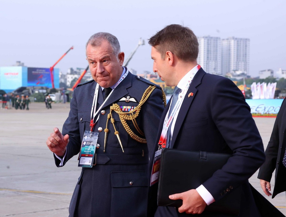 Des délégués internationaux participent au Salon international de la défense du Vietnam 2024. (Photo : Van Diep/VNA) khach-quoc-te-tai-trien-lam-quoc-phong.jpg