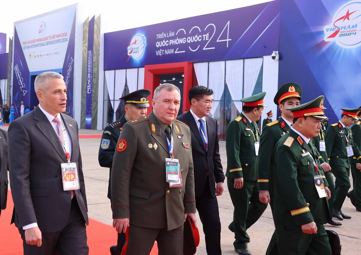 Des délégués internationaux participent au Salon international de la défense du Vietnam 2024. (Photo : Van Diep/VNA) khach-quoc-te-tai-trien-lam-quoc-phong-quoc-te-viet-nam.jpg