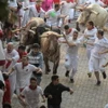 Những con bò tót chạy đua cùng dòng người tham gia lễ hội nổi tiếng San Fermín trên quãng đường tới trường đấu bò ở thành phố Pamplona, Tây Ban Nha ngày 6/7. (Ảnh: AFP/TTXVN)