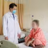 Bác sỹ Bệnh viện Chợ Rẫy Thành phố Hồ Chí Minh thăm khám, dặn dò bệnh nhân sau khi được xử lý tai biến do phẫu thuật thẩm mỹ không an toàn. (Ảnh: TTXVN phát)