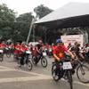 Khởi hành hành trình tour xe đạp "Dấu chân làng cổ Bát Tràng." (Ảnh: TTXVN phát)