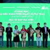 Ban tổ chức tặng hoa cho các nhà tài trợ. (Nguồn: baolamdong.vn)