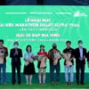 Ban tổ chức tặng hoa cho các nhà tài trợ. (Nguồn: baolamdong.vn)