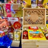 Thị trường giỏ quà Tết năm nay đa dạng về mẫu mã và giá cả. (Ảnh: Minh Hiếu/Vietnam+)