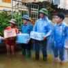 Nhiều phần quà ý nghĩa đã được tuổi trẻ Hà Nội gửi tới bà con vùng ngập tại 2 huyện Quốc Oai và Chương Mỹ. (Ảnh: PV/Vietnam+)