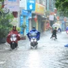 Lái xe máy trong thời tiết mưa lớn, ngập lụt tiềm ẩn nhiều nguy hiểm, rủi ro với các tài xế. (Ảnh minh họa: PV/Vietnam+)